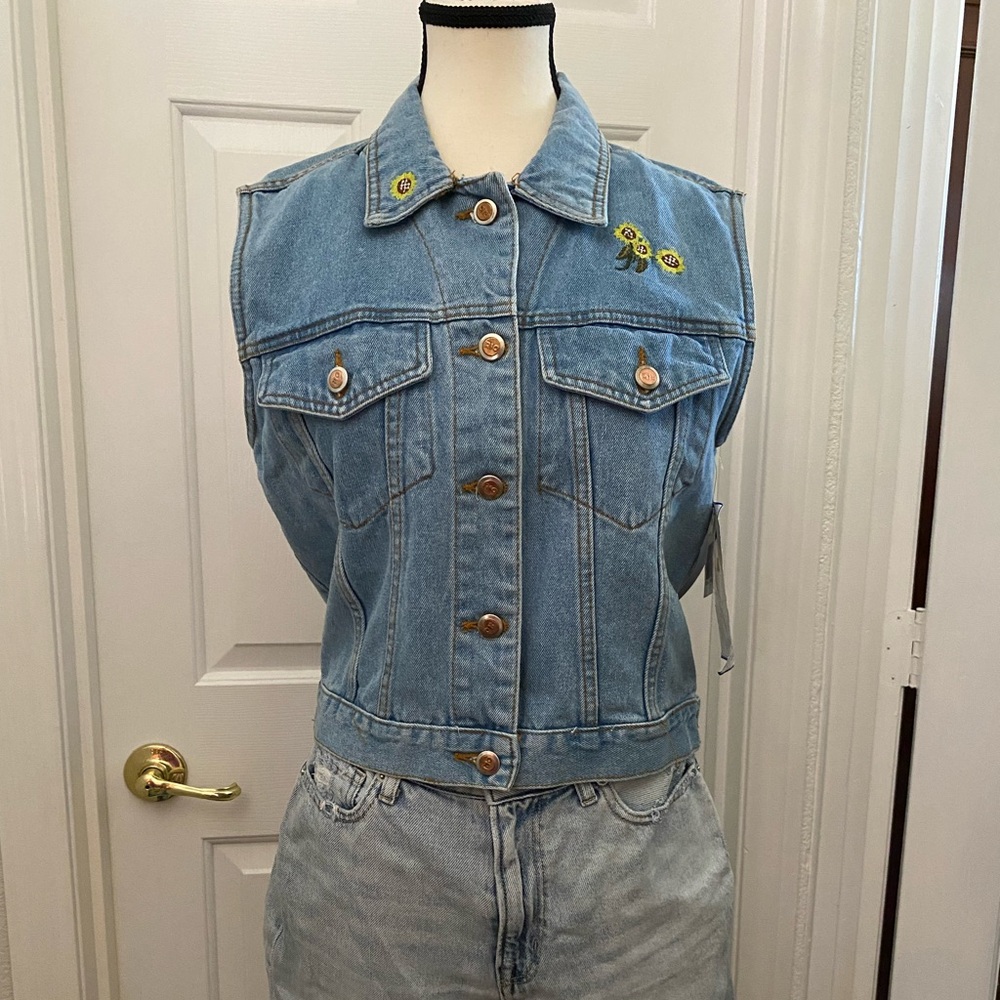 90s NWT DEAD STOCK EMBROIDERED SUNFLOWER RIO LIGHT WASH DENIM VEST